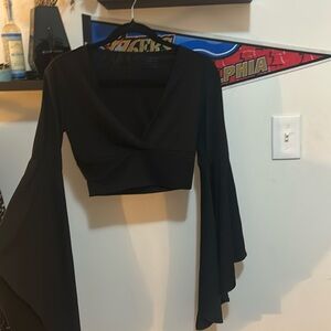 💀 Gorgeous bell sleeve blouse 🖤